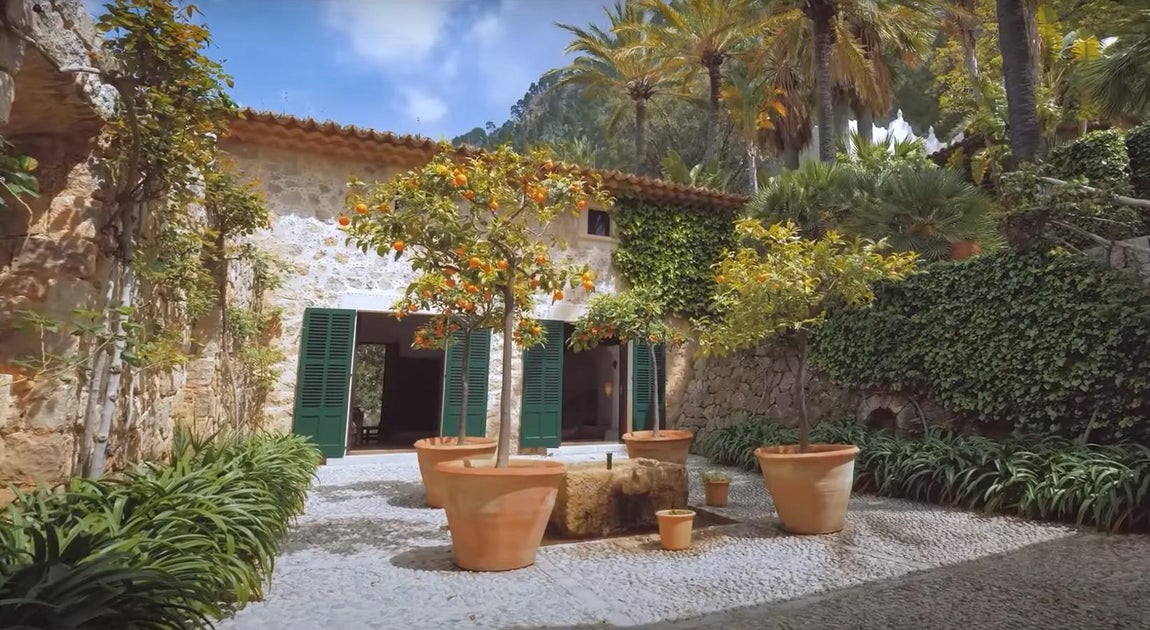 La adquirió en los 80 junto a su ex mujer. El actor la adquirió en los años 80 junto a su ex mujer y la puso a la venta en 2014 por un precio de 55 millones de euros. Al no encontrar comprador decidió bajarlo a 48 y posteriormente a 37 en 2015, sin éxito.