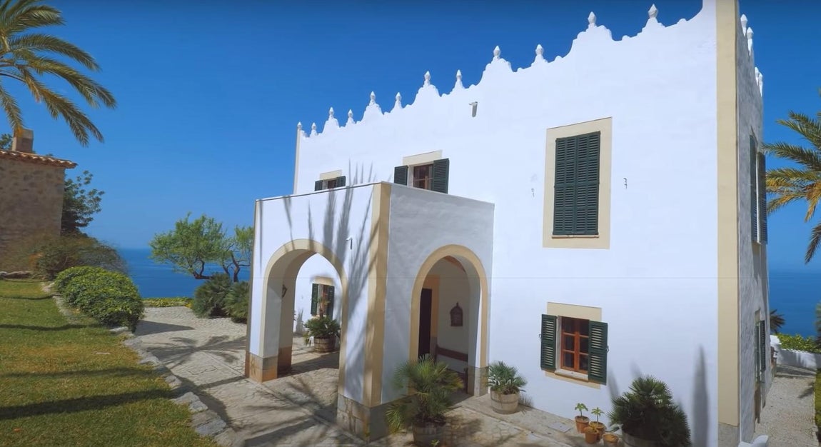 Construida en el siglo XIX. La casa principal data del siglo XIX y fue adquirida por el archiduque Luis Salvador de Habsburgo en 1867, quien la convirtió al estilo arquitectónico eólico con un diseño único.