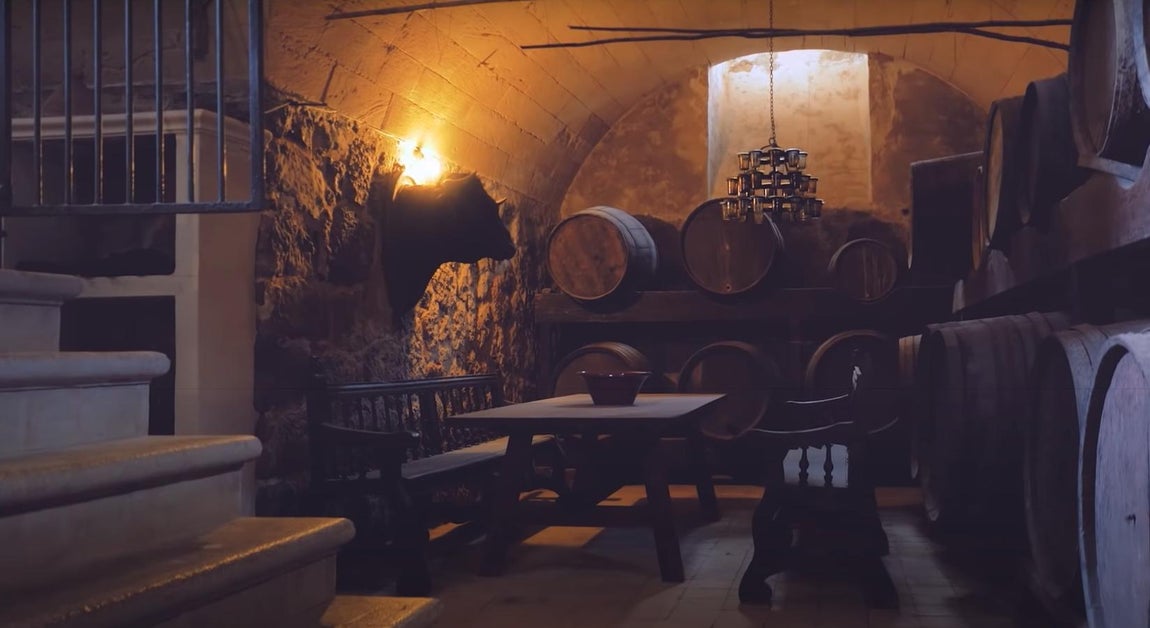 Bodega, Spa, piscina.... La residencia cuenta con todo tipo de lujos entre los que no falta una bodega, biblioteca, Spa, un gimnasio completamente equipado, sala de cine y diversas piscinas.