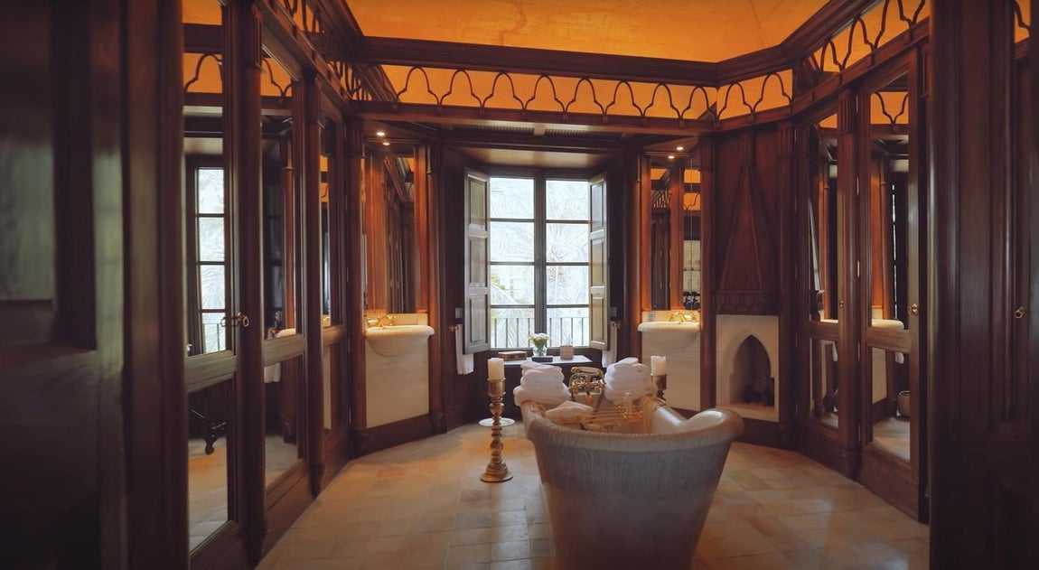 Rodeada de naturaleza. Por si esto fuera poco, la propiedad está rodeada por más de 100 hectáreas de naturaleza con numerosos olivos, huertos y viñedos.