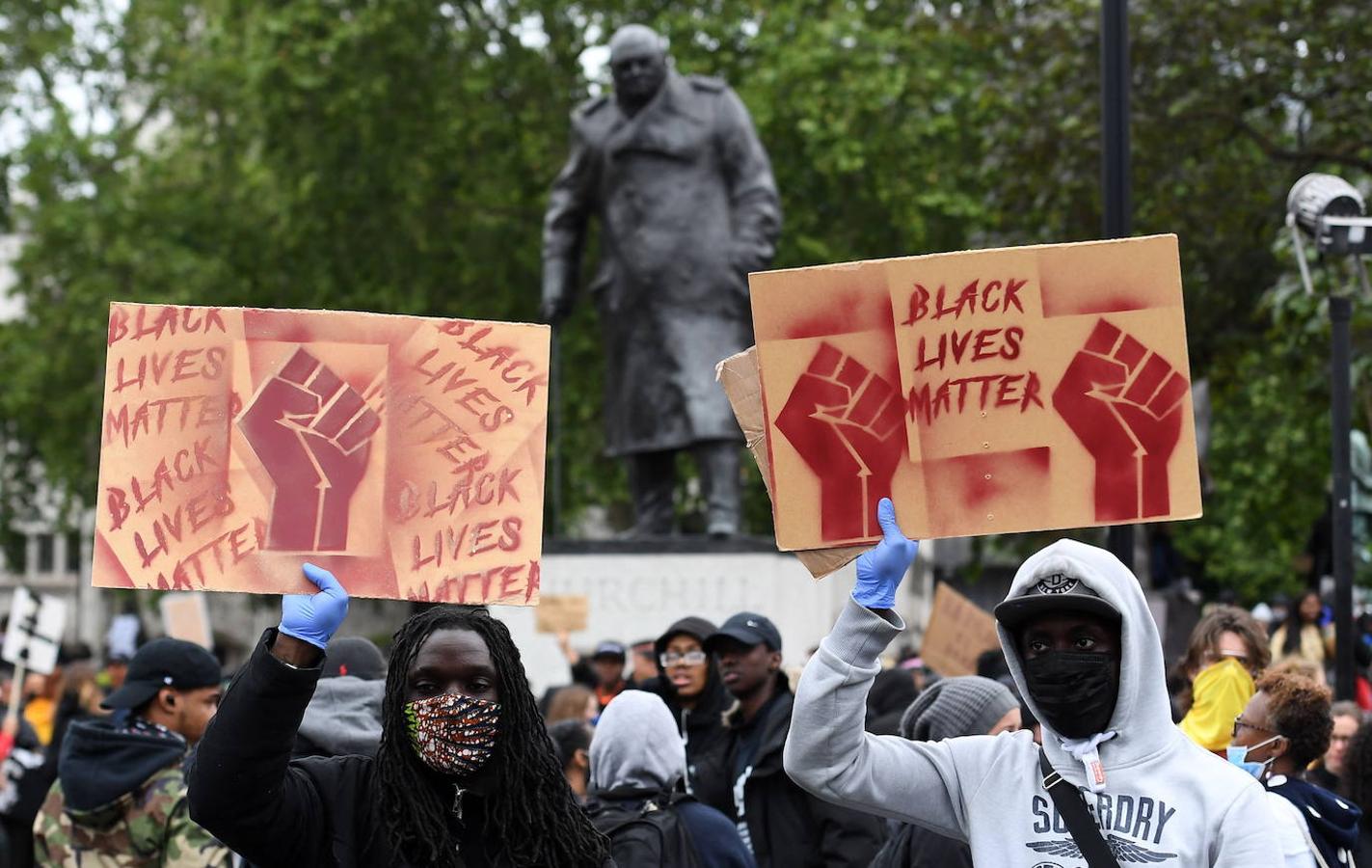 Miles de personas en el Reino Unido se manifiestan hoy contra el racismo y en repulsa por el asesinato del afroamericano George Floyd el 25 de mayo en los Estados Unidos pese a las advertencias sanitarias del Gobierno y la Policía.. 