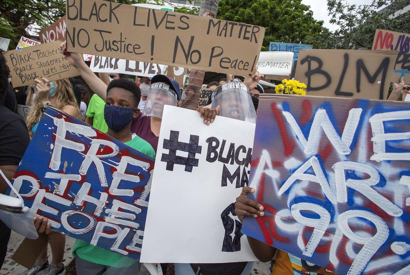 Al menos decenas de miles de personas se fundieron este sábado en multitudinarias marchas solidarias convocadas en todo el mundo para denunciar el racismo y la violencia policial tras la muerte en Estados Unidos del afroamericano George Floyd.. 