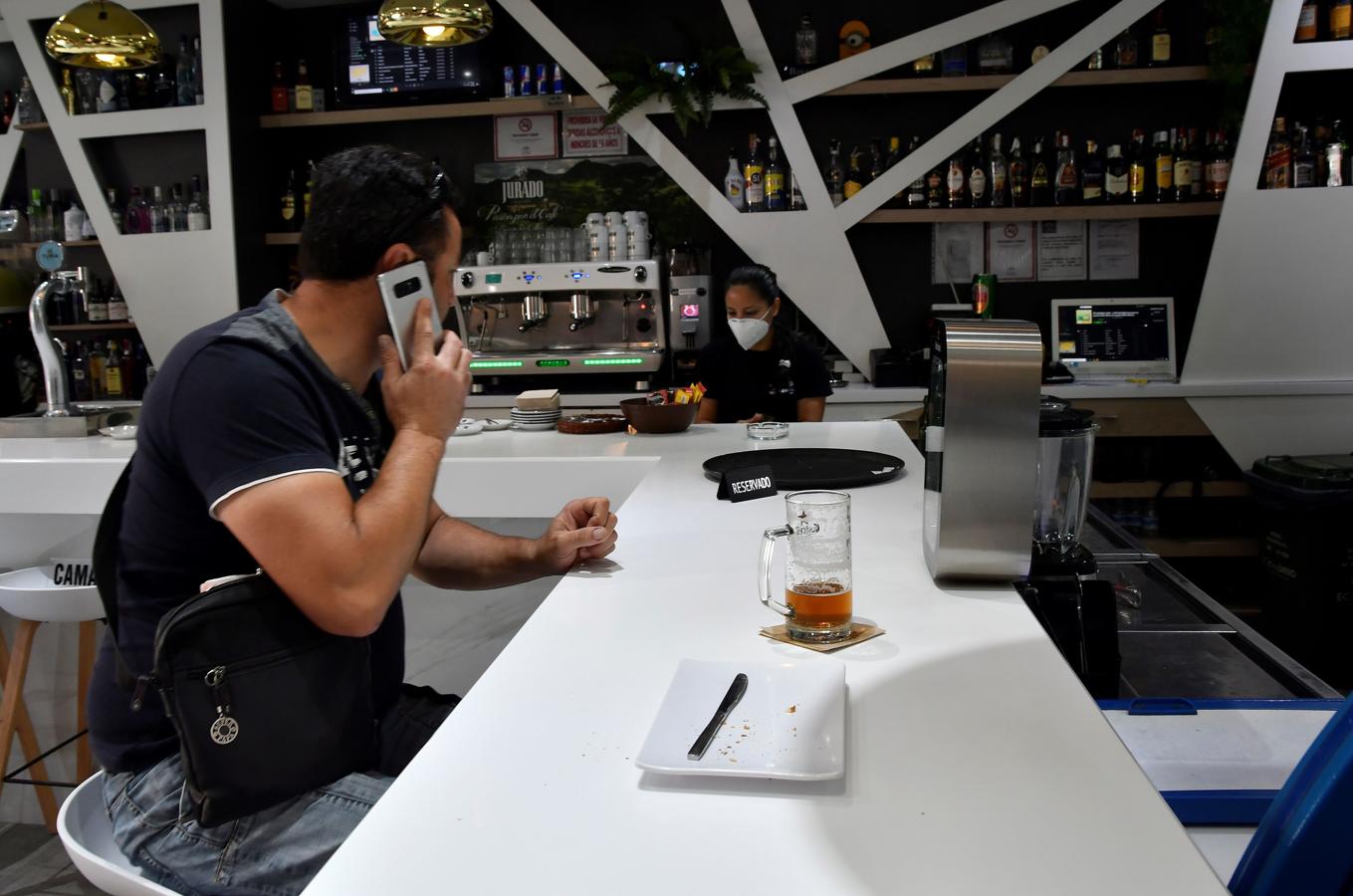 El pincho matutino dentro de la cafetería. En la fase 3 ya se puede entrar dentro de las cafeterías y usar la barra. Andalucía es una de la comunidades que se ha estrenado en esta práctica hoy. Sobre estas líneas, un hombre en un local de Almería esta mañana