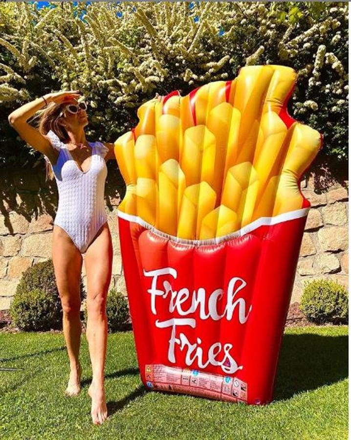 Amelia Bono ha optado por posar con un bañador y una colchoneta de lo más original con forma de patatas fritas. 