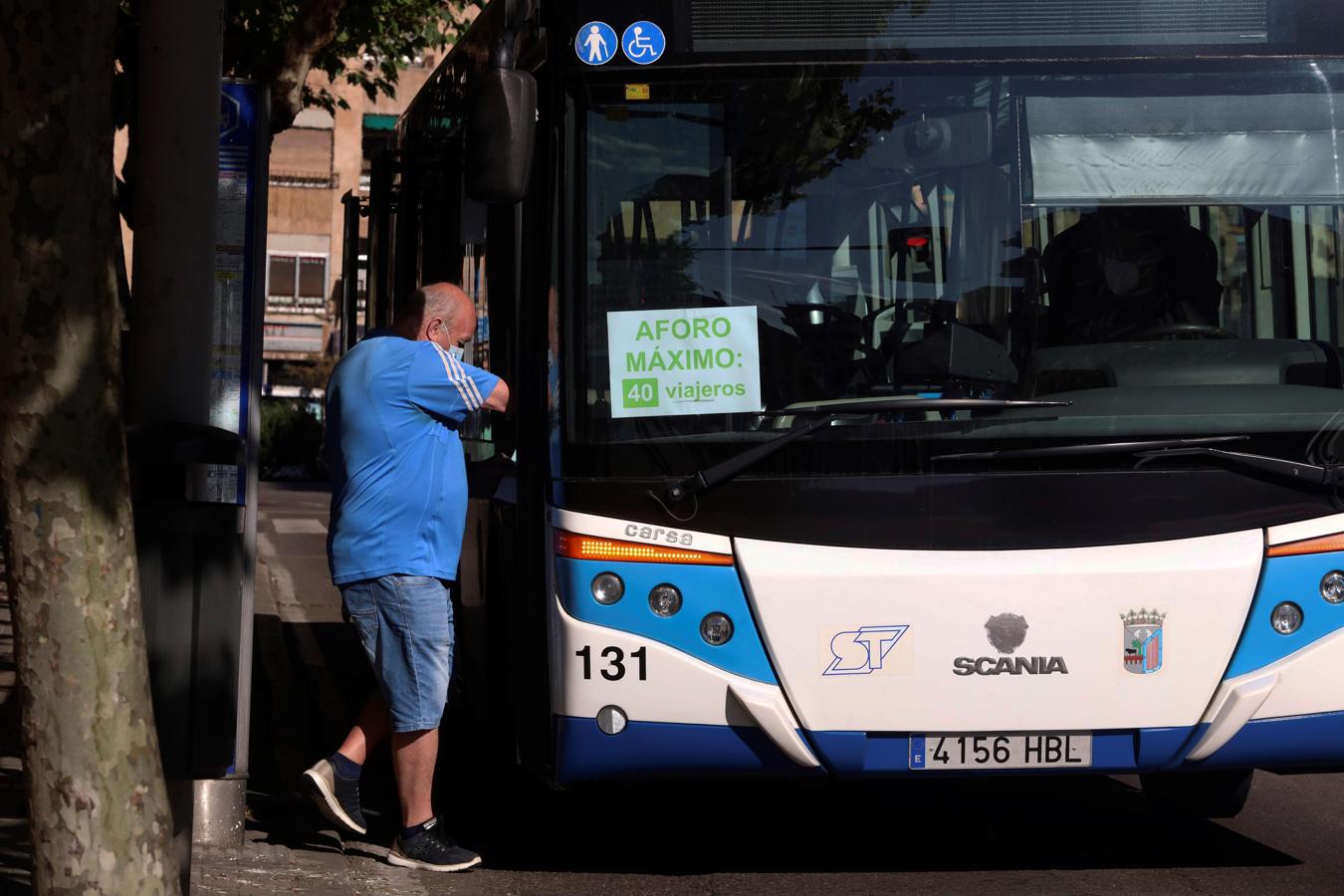 Se duplica el aforo en los transportes públicos. El transporte público duplica el aforo en las zonas que estén en la fase 2.  Sobre estas líneas, un viajero sube al bus en Salamanca