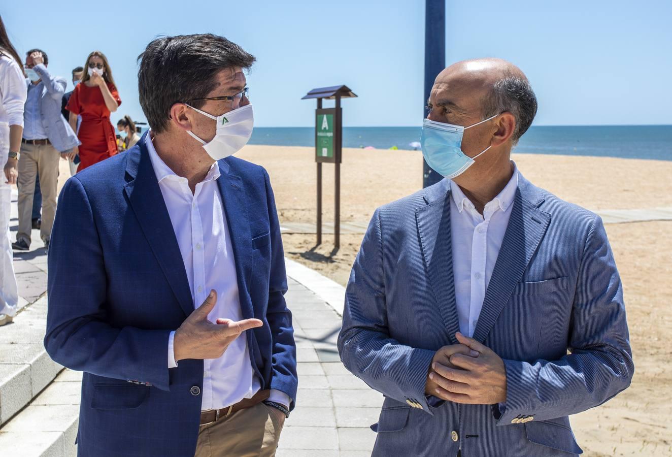 Juan Marín visita la playa de La Antilla