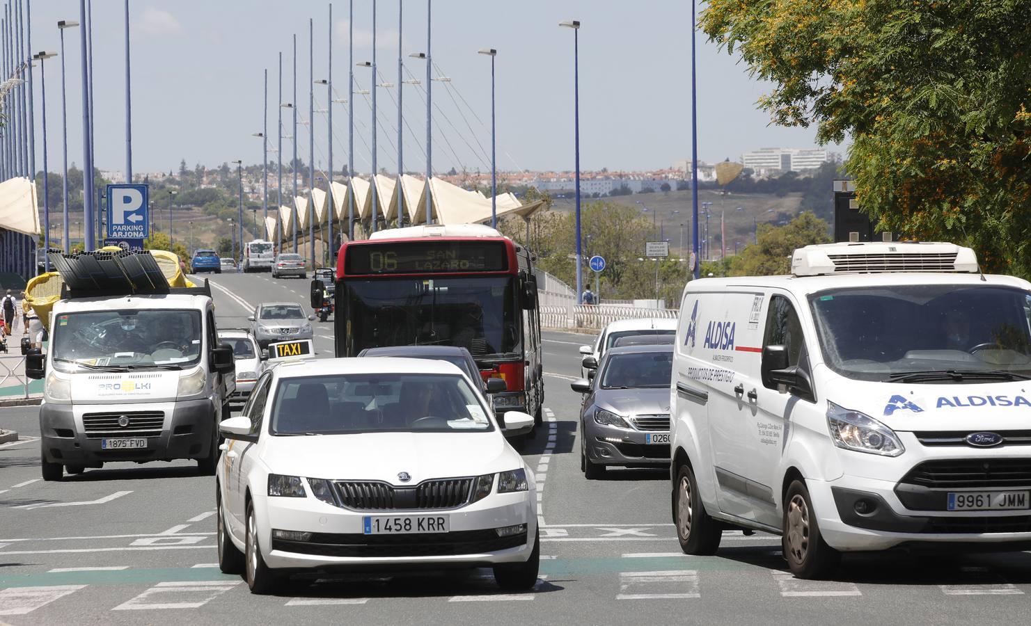 En imágenes: Sevilla, otra vez con atascos con la desescalada