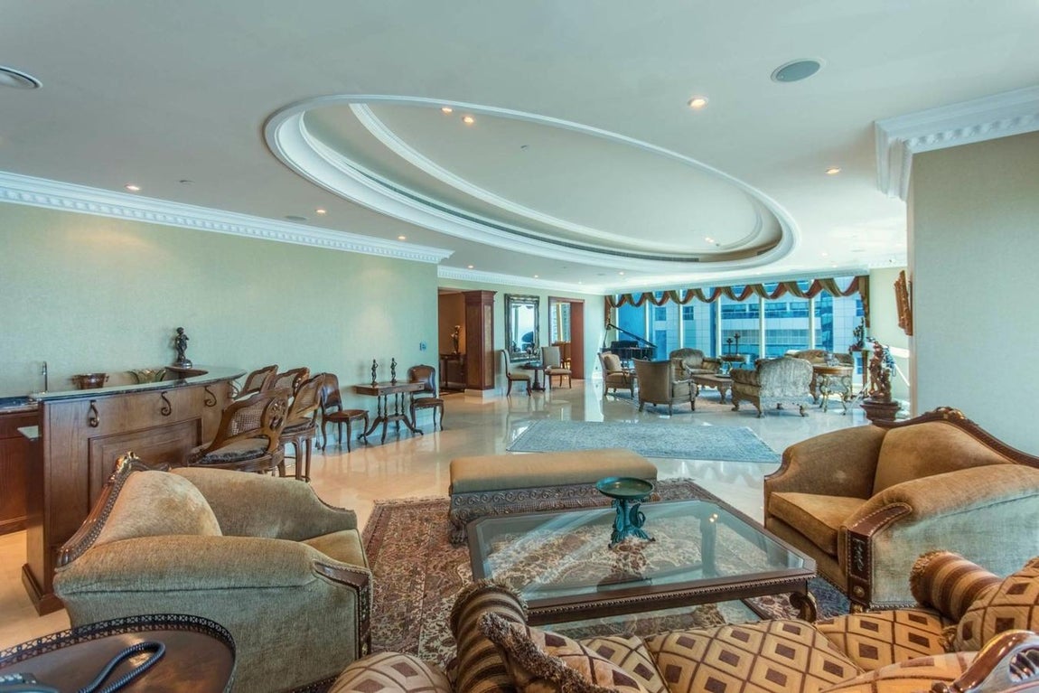 Espacios amplios y luminosos. La estancia se divide en diversos rincones acogedores con todo tipo de sofás y sillones.