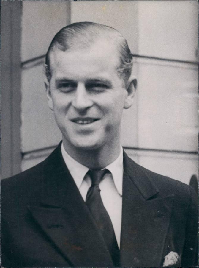 Duque de Edimburgo. Felipe de Mountbatten tuvo que renunciar a su título de Príncipe de Grecia y Dinamarca, así como a sus derechos de sucesión tras decidir casarse con la Reina Isabel II