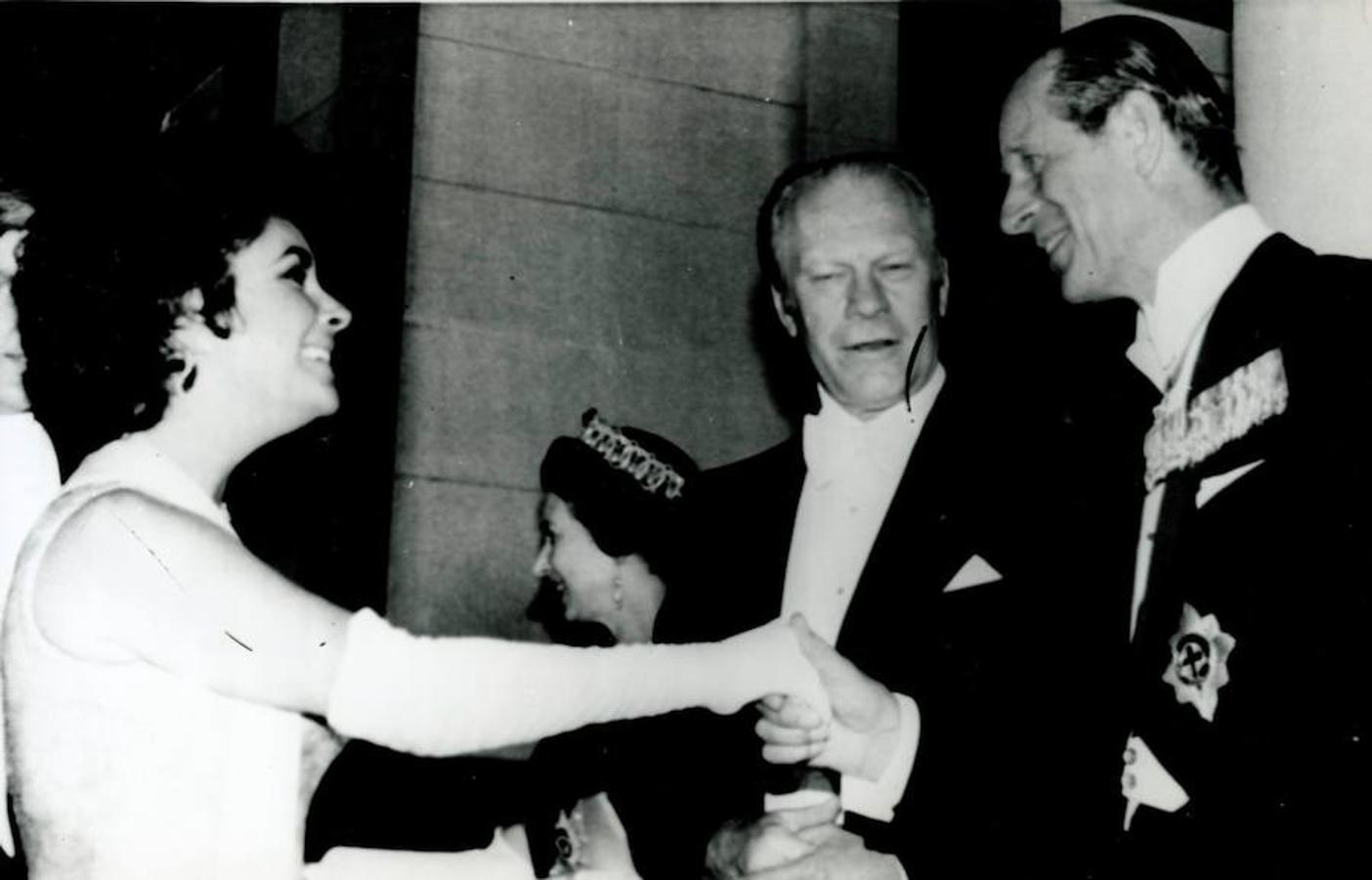 Hollywood. Felipe de Edimburgo saluda a la actriz Elizabeth Taylor junto al presidente Ford a su llegada a la embajada de Gran Bretaña en Washington , con el fin de asistir a una cena de gala ofrecida por la Reina Isabel II con motivo de su visita oficial a Estados Unidos.