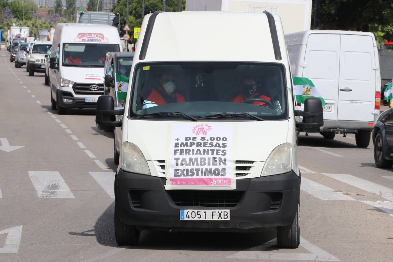 La marcha de protesta de los feriantes de Aguilar a Lucena, en imágenes