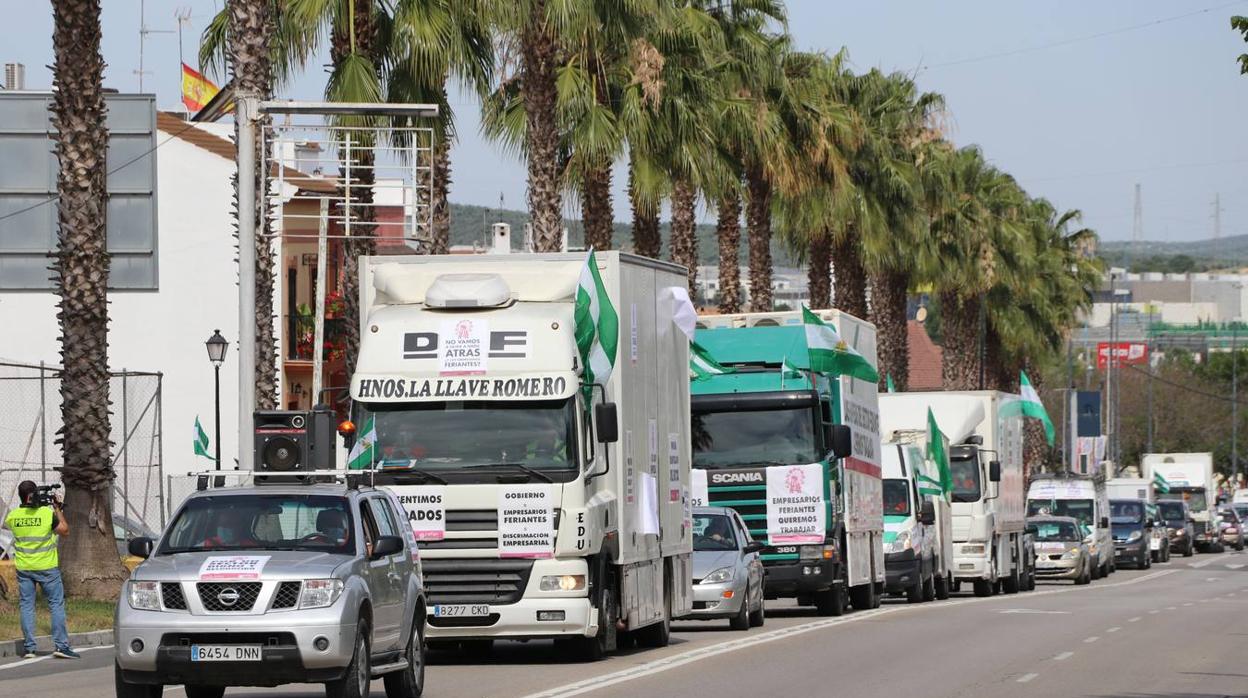 La marcha de protesta de los feriantes de Aguilar a Lucena, en imágenes