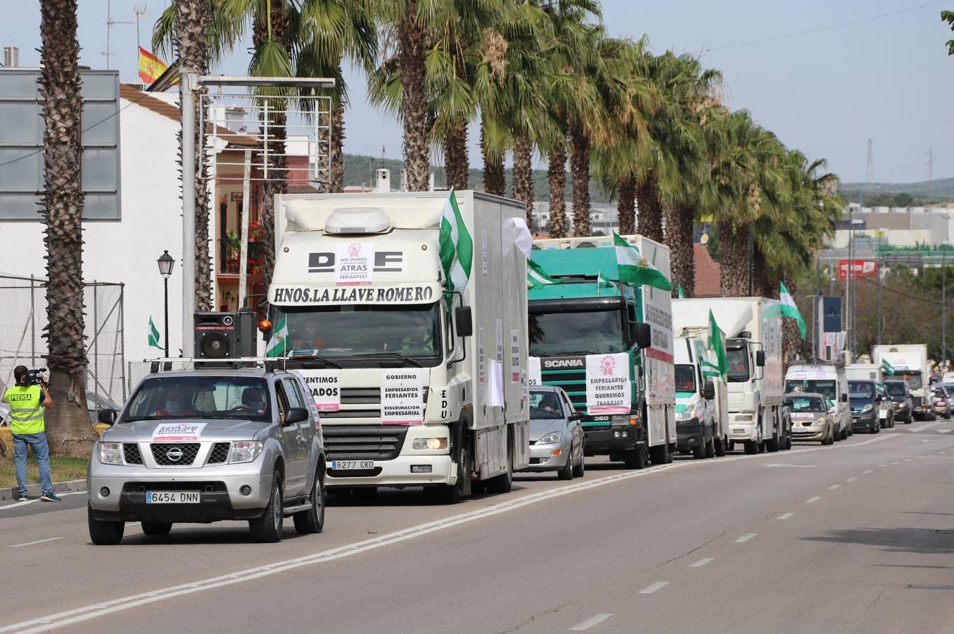 La marcha de protesta de los feriantes de Aguilar a Lucena, en imágenes