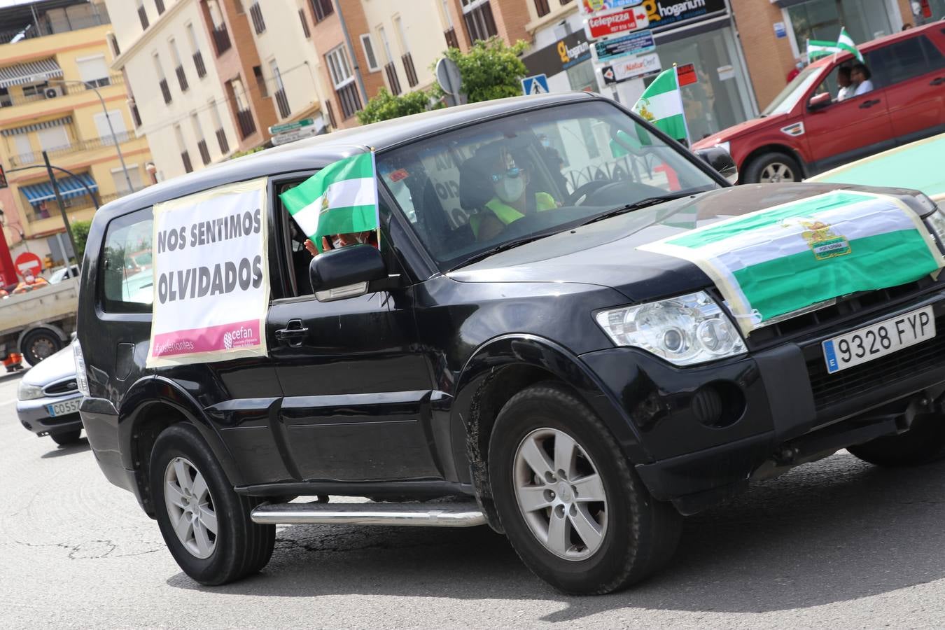 La marcha de protesta de los feriantes de Aguilar a Lucena, en imágenes