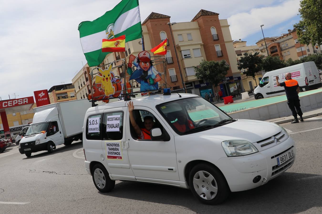 La marcha de protesta de los feriantes de Aguilar a Lucena, en imágenes