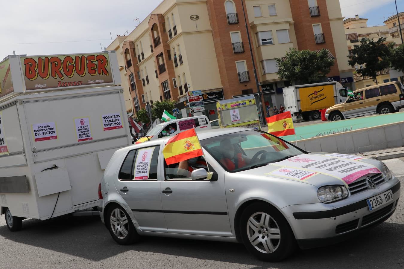 La marcha de protesta de los feriantes de Aguilar a Lucena, en imágenes