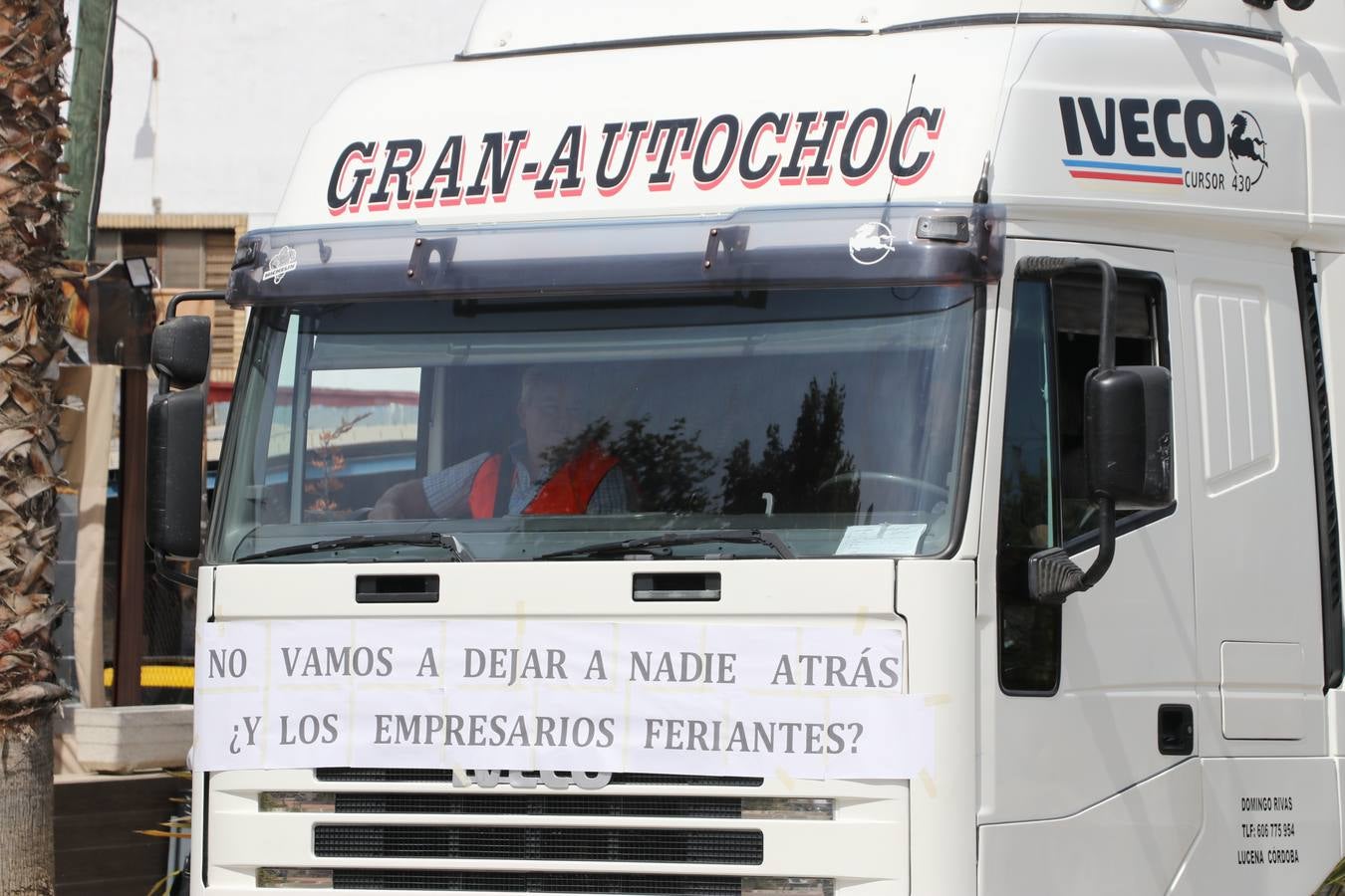 La marcha de protesta de los feriantes de Aguilar a Lucena, en imágenes