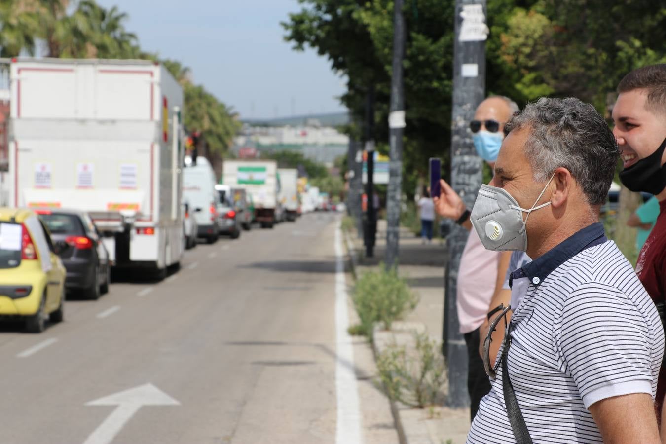 La marcha de protesta de los feriantes de Aguilar a Lucena, en imágenes