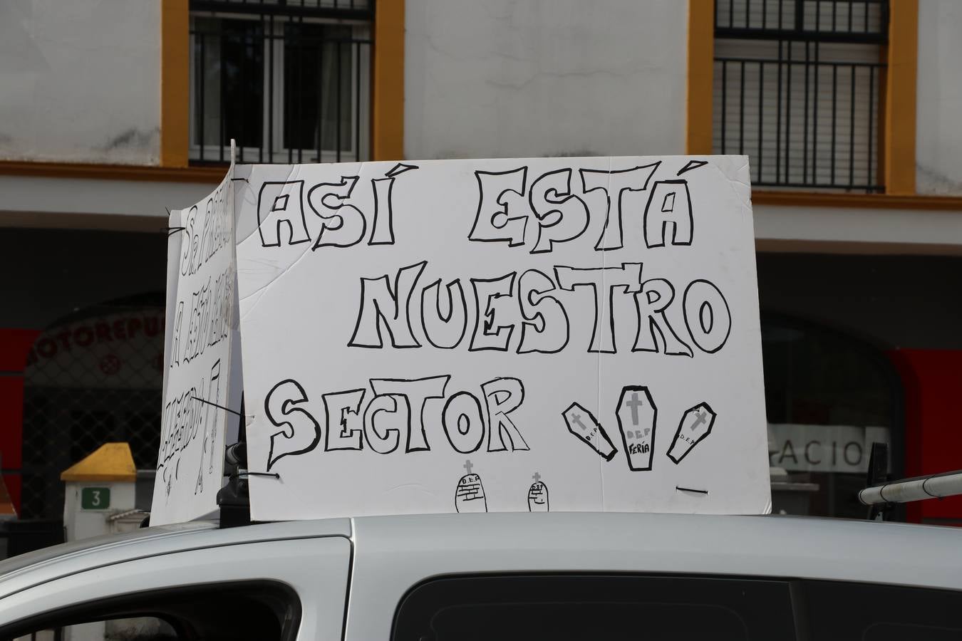 La marcha de protesta de los feriantes de Aguilar a Lucena, en imágenes