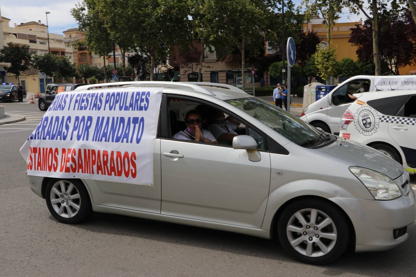 La marcha de protesta de los feriantes de Aguilar a Lucena, en imágenes