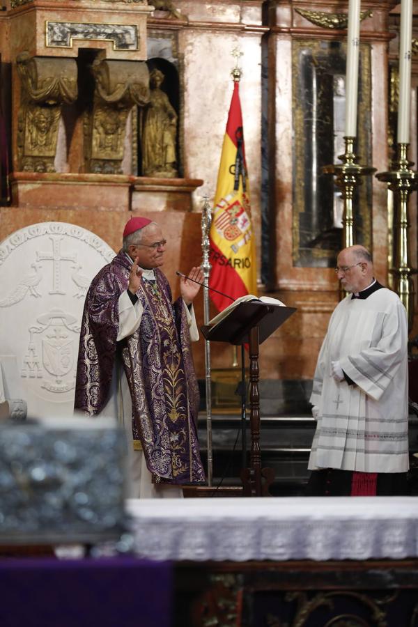 La misa del obispo de Córdoba por los fallecidos por el coronavirus, en imágenes