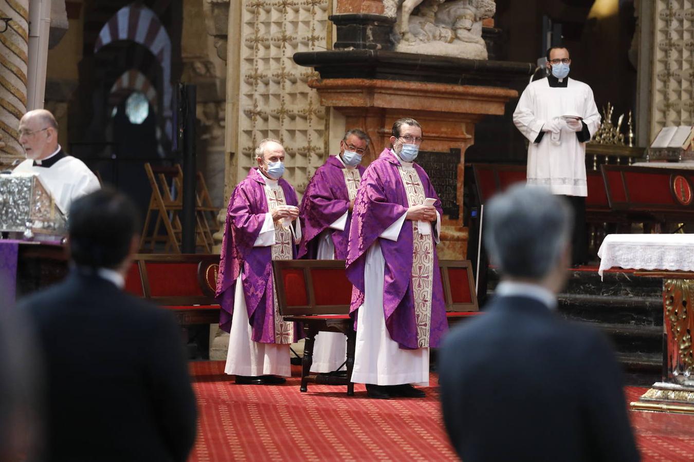 La misa del obispo de Córdoba por los fallecidos por el coronavirus, en imágenes