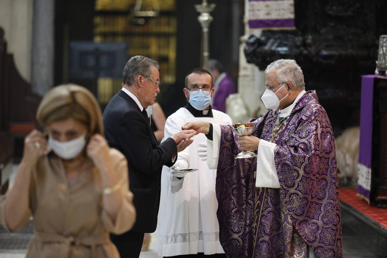 La misa del obispo de Córdoba por los fallecidos por el coronavirus, en imágenes