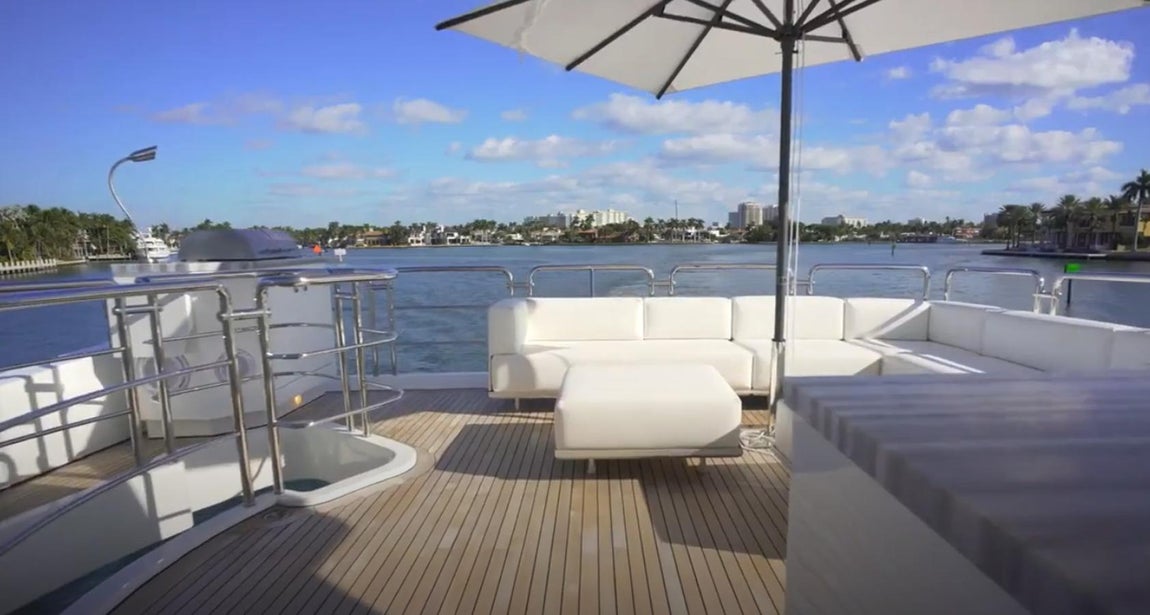 Barbacoa y zona chill out. En la planta superior cuenta también con barbacoa y zona chill out en la que relajarse. Otro de los puntos fuertes del yate son los rincones independientes que permiten crear espacios claramente diferenciados sin que por ello resulte recargado.