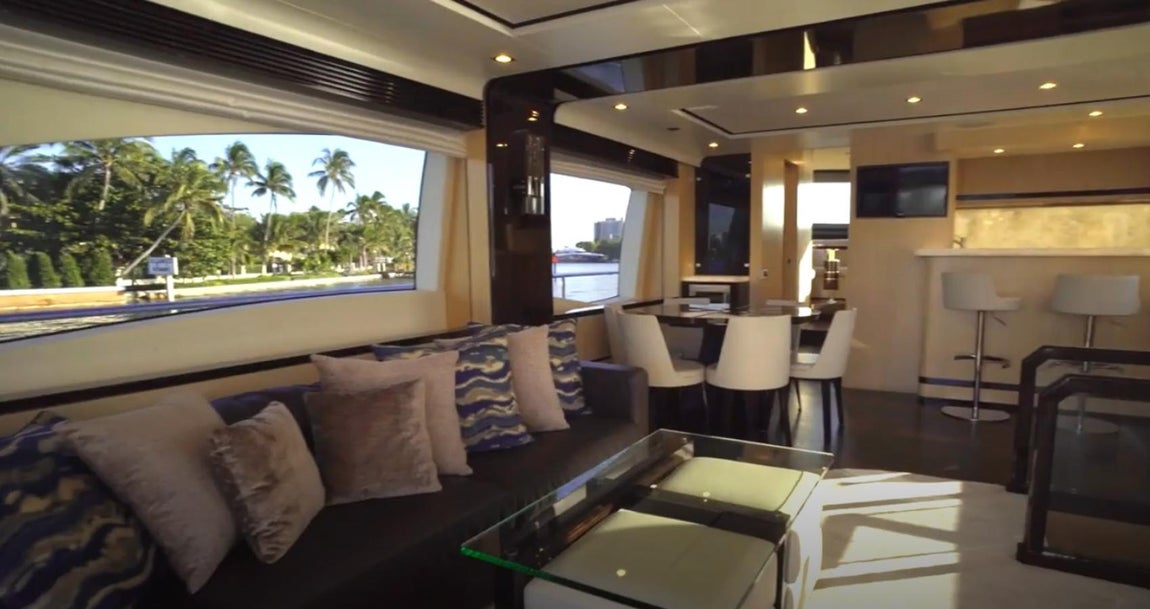 Madera y vidrio, los materiales estrella. La decoración de tintes retro está basada en los apliques en madera y cristal y espacios despejados para lograr más amplitud y luminosidad.