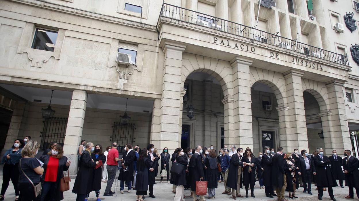 La protesta de abogados y procuradores en la Audiencia de Sevilla