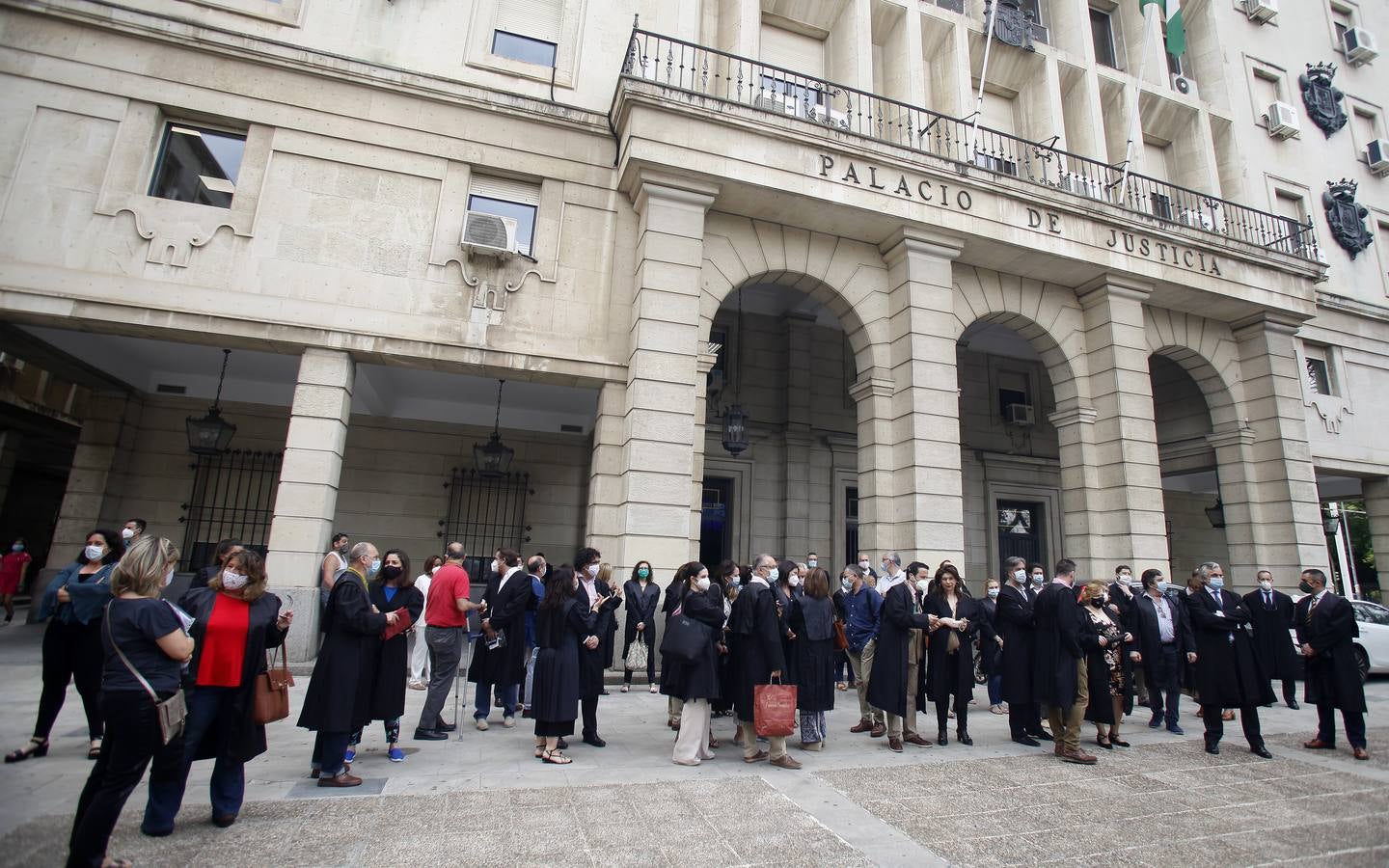 La protesta de abogados y procuradores en la Audiencia de Sevilla