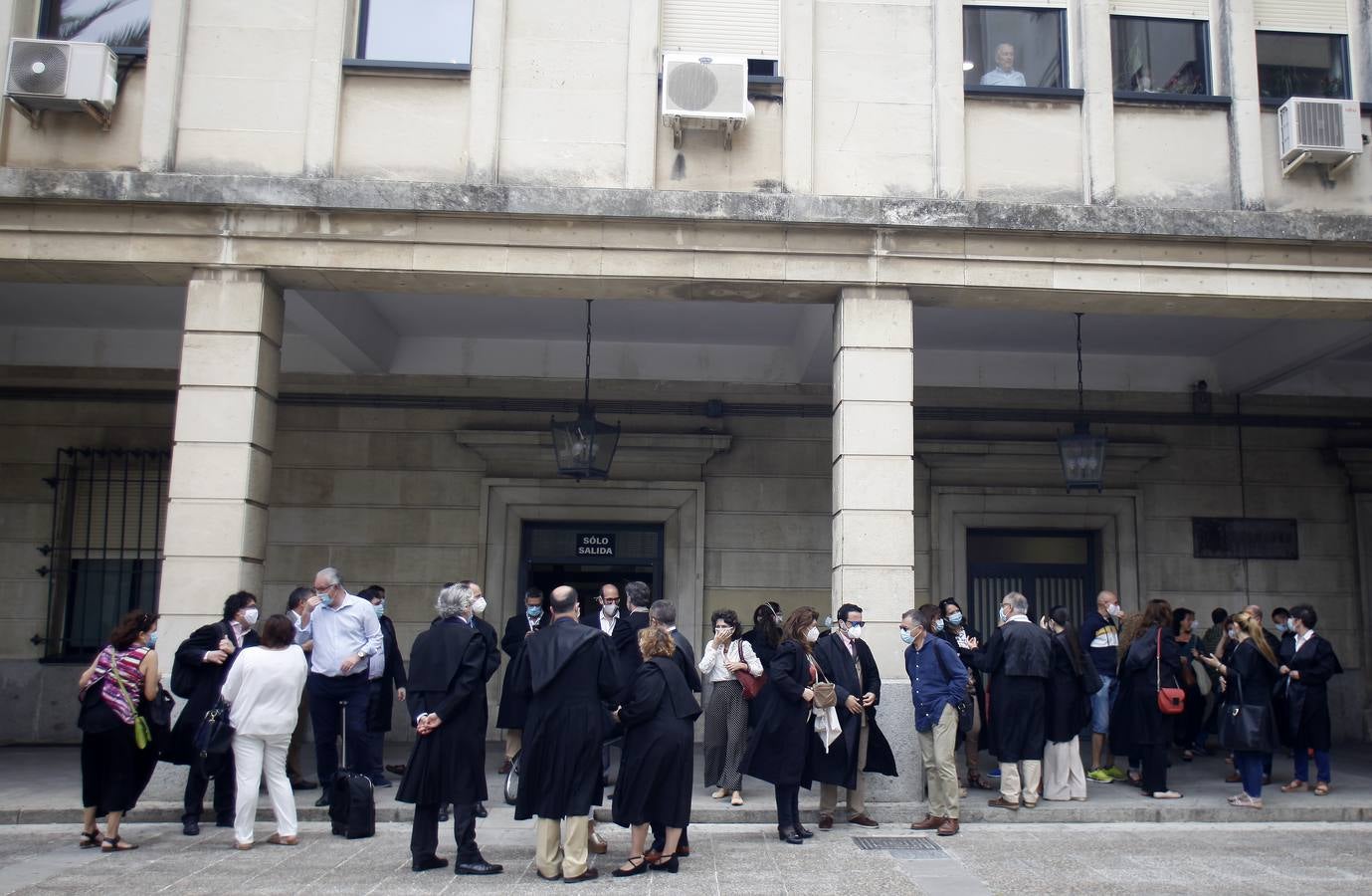 La protesta de abogados y procuradores en la Audiencia de Sevilla