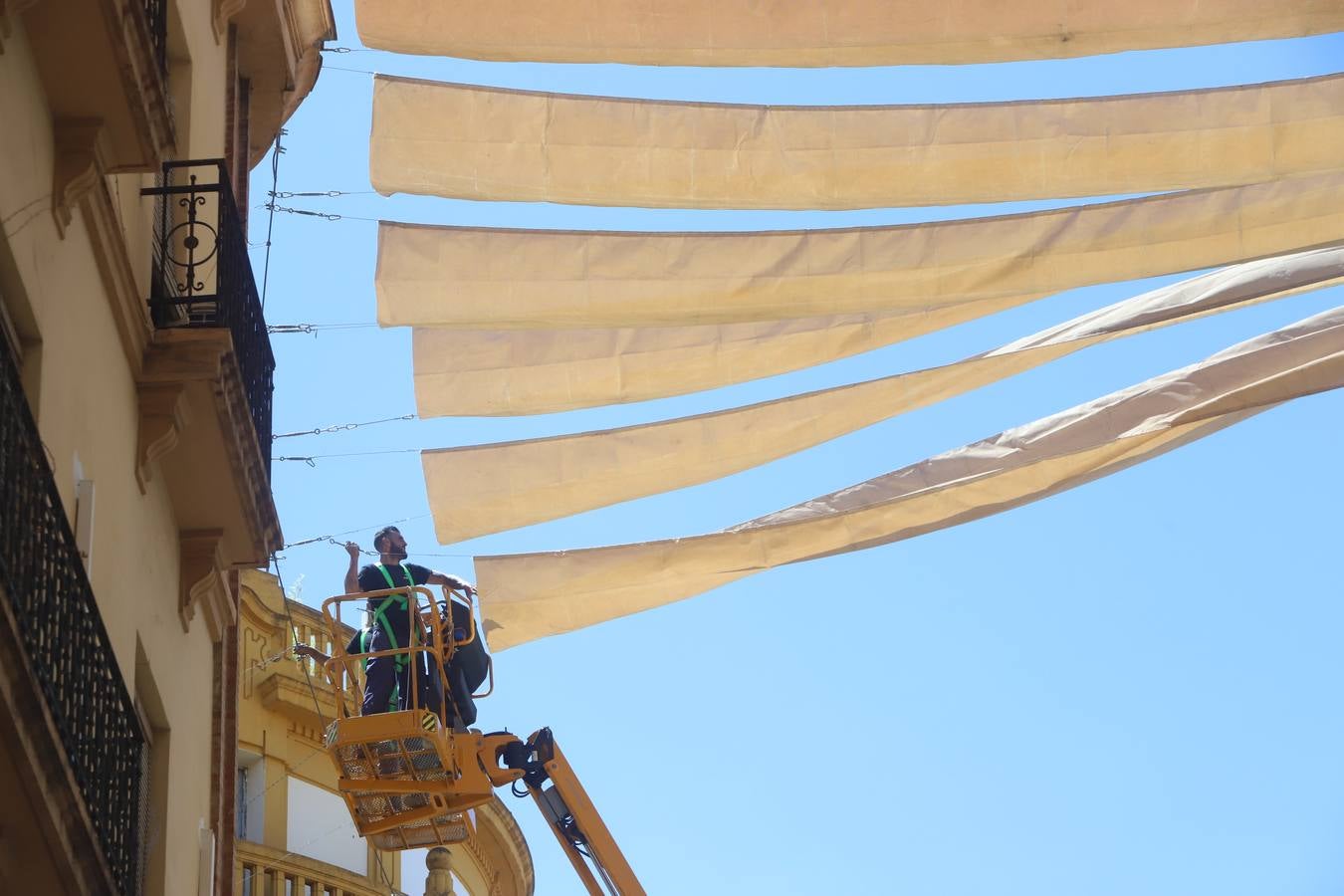 En imágenes, los toldos contra el calor llegan al Centro de Córdoba