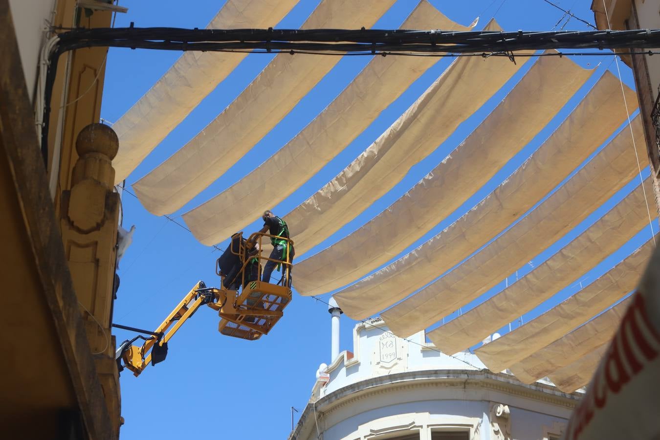 En imágenes, los toldos contra el calor llegan al Centro de Córdoba