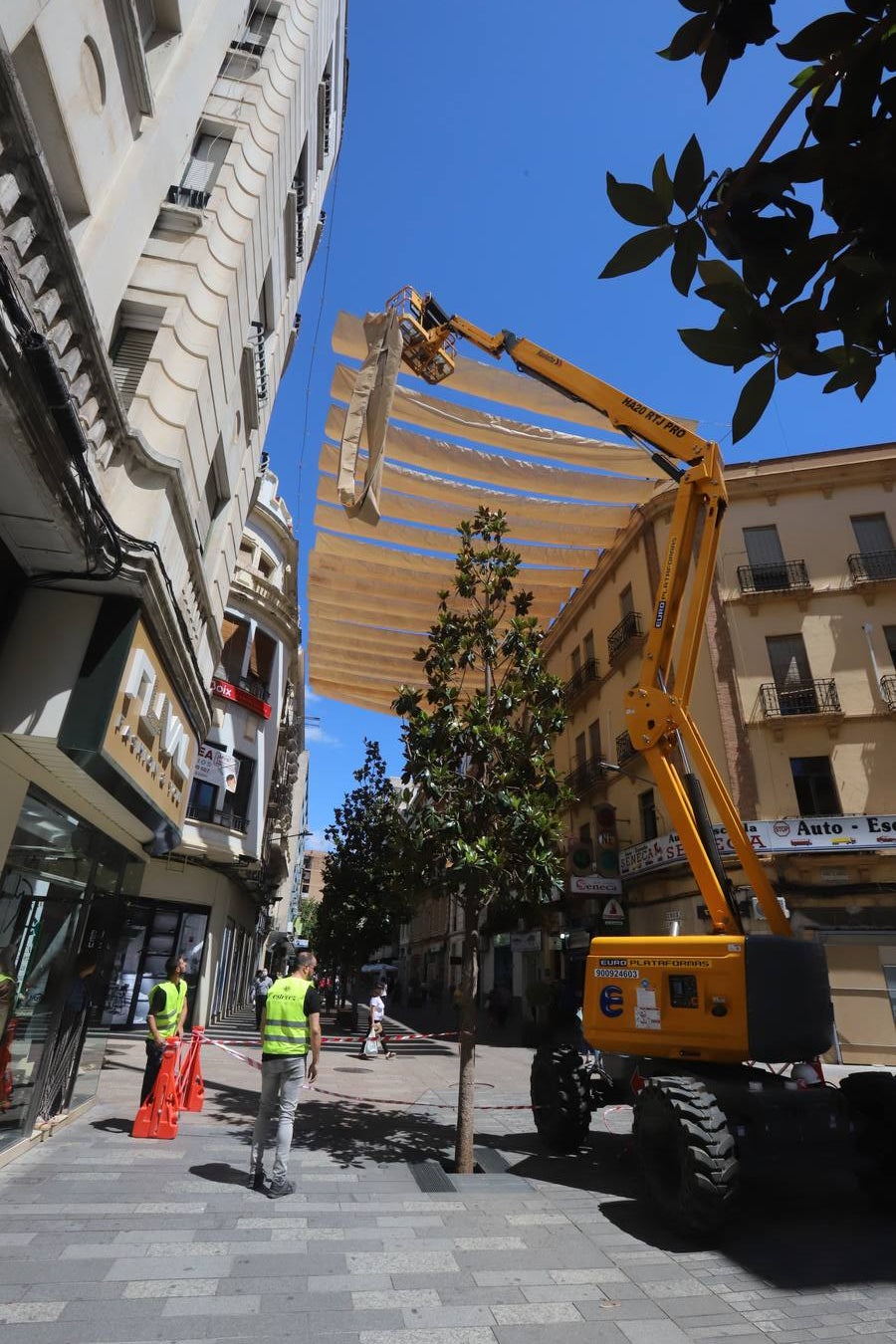 En imágenes, los toldos contra el calor llegan al Centro de Córdoba