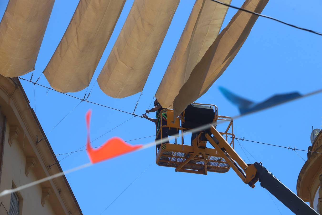 En imágenes, los toldos contra el calor llegan al Centro de Córdoba