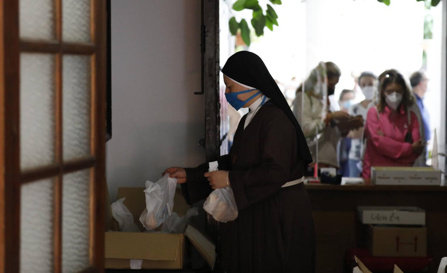 El reparto de pan de San Antonio en las Capuchinas de Córdoba, en imágenes