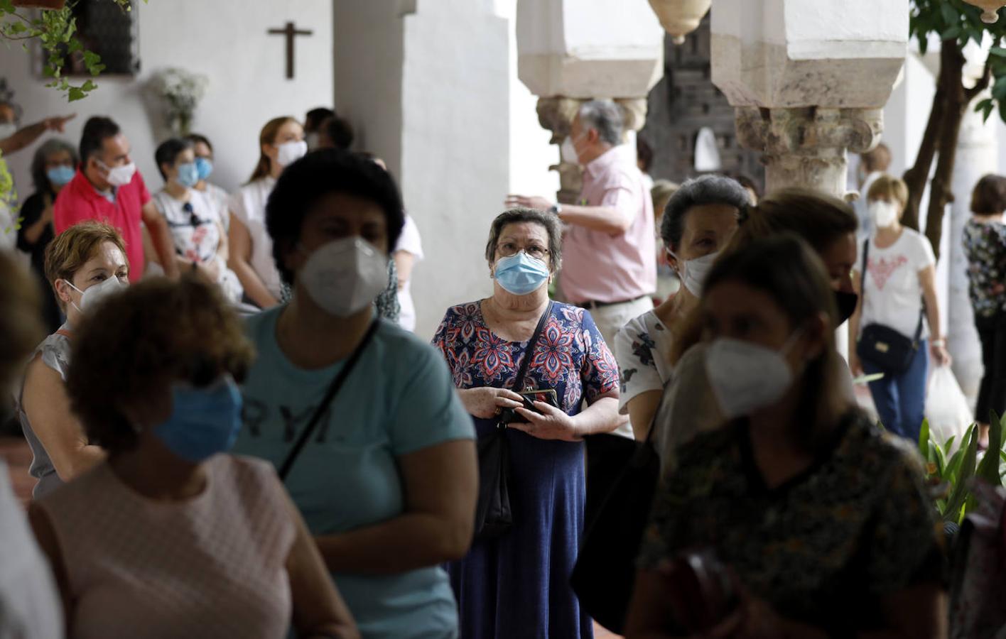 El reparto de pan de San Antonio en las Capuchinas de Córdoba, en imágenes