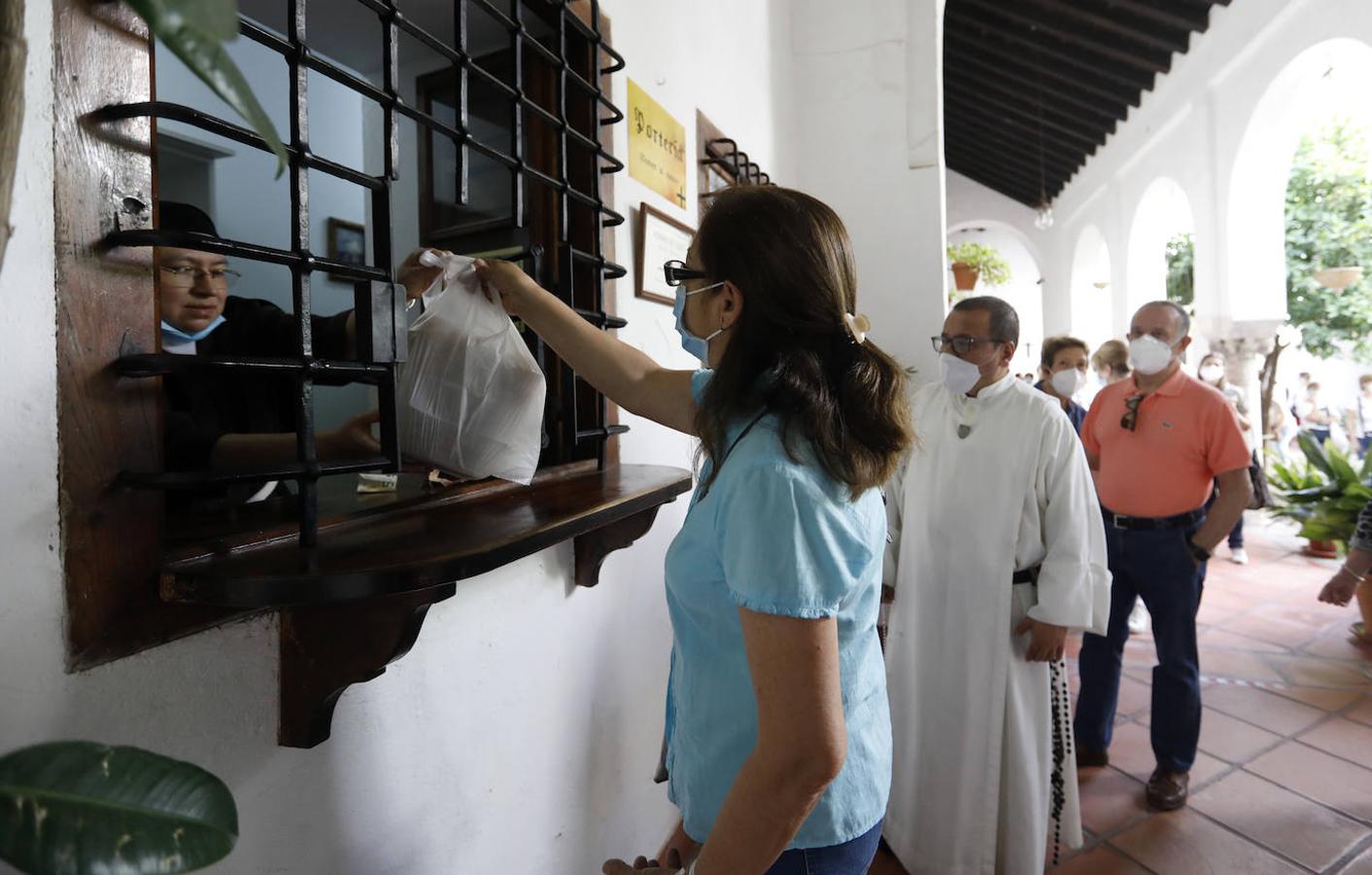 El reparto de pan de San Antonio en las Capuchinas de Córdoba, en imágenes