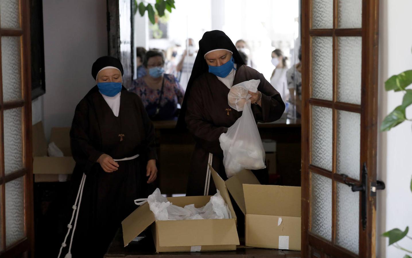 El reparto de pan de San Antonio en las Capuchinas de Córdoba, en imágenes