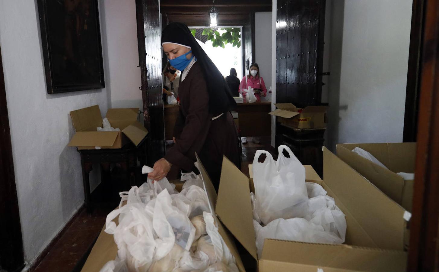 El reparto de pan de San Antonio en las Capuchinas de Córdoba, en imágenes