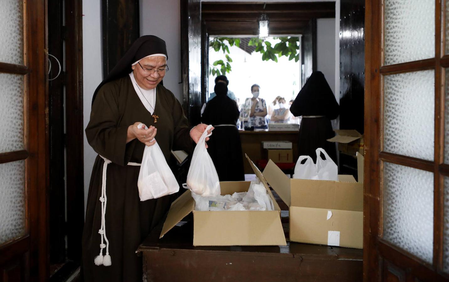 El reparto de pan de San Antonio en las Capuchinas de Córdoba, en imágenes