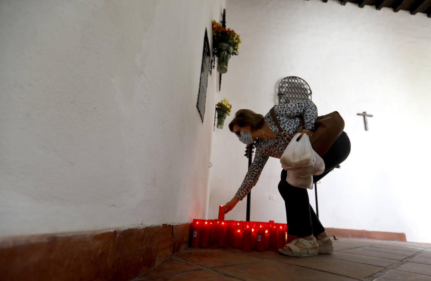 El reparto de pan de San Antonio en las Capuchinas de Córdoba, en imágenes