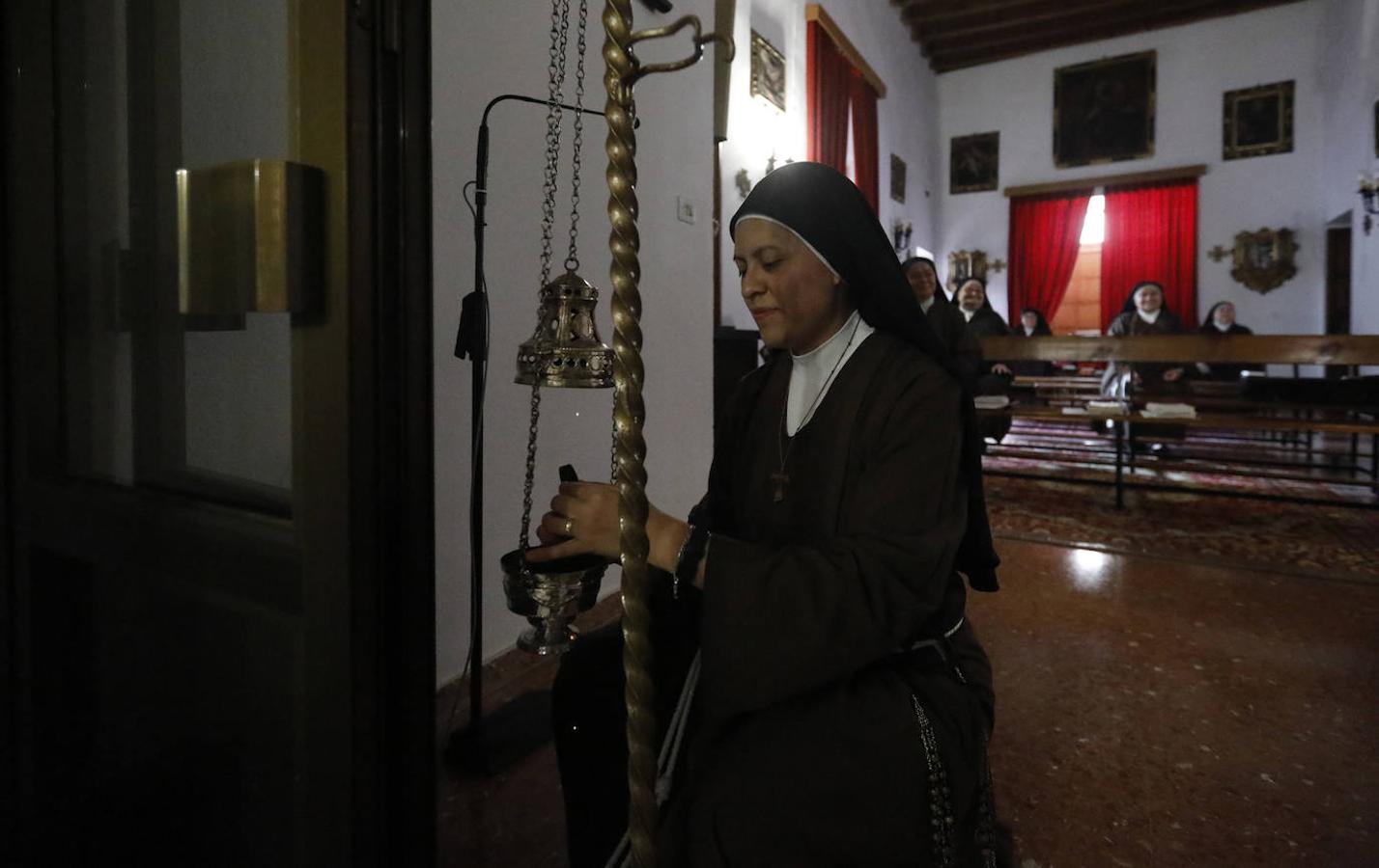 El reparto de pan de San Antonio en las Capuchinas de Córdoba, en imágenes