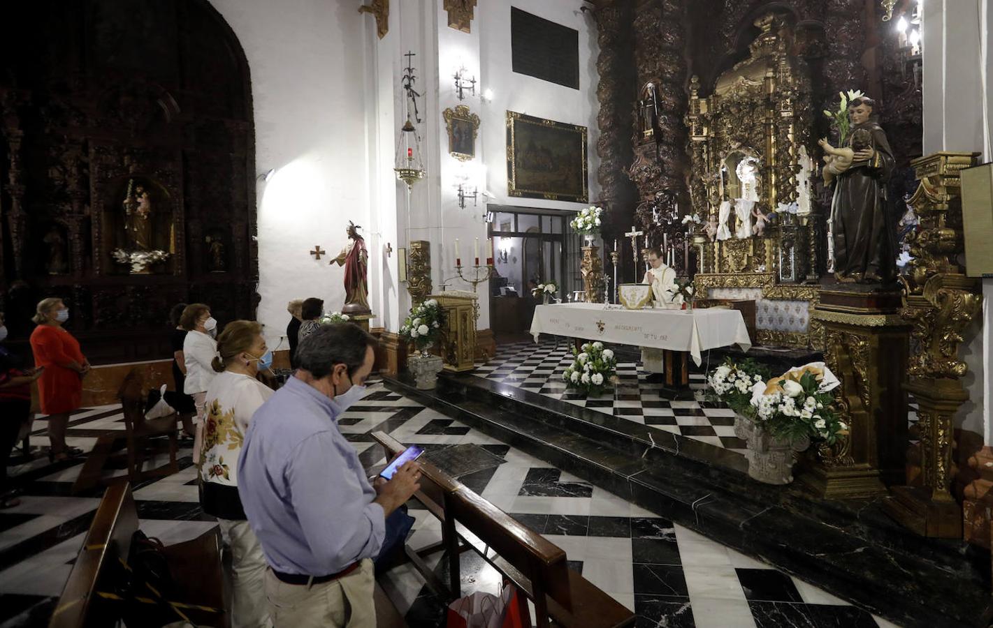 El reparto de pan de San Antonio en las Capuchinas de Córdoba, en imágenes