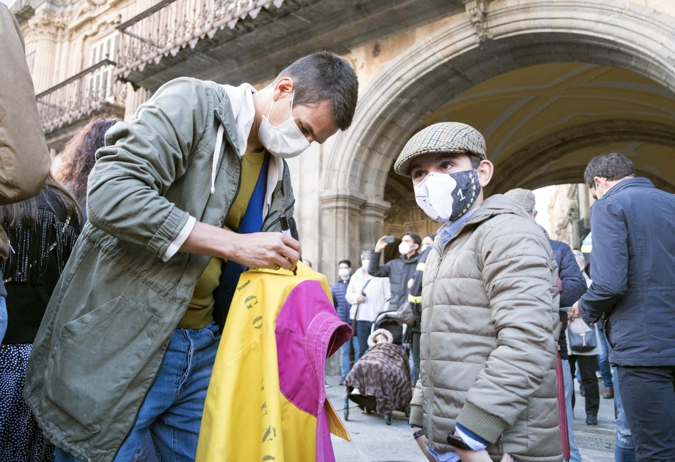 José María Manzanares firma un capote a un niño en Salamanca. 