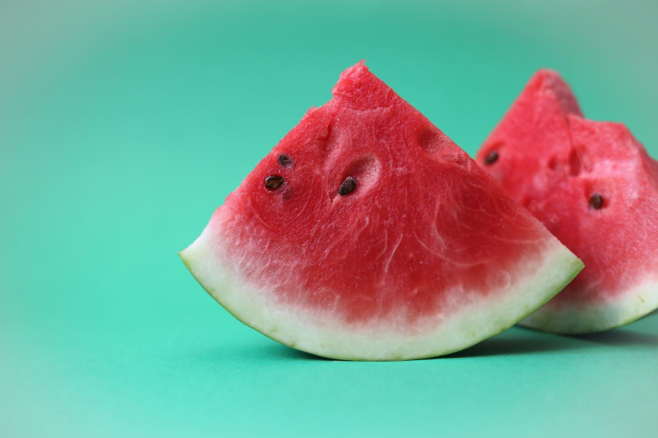 Sandía. Si por algo nos gusta esta fruta es por todo lo que nos hidrata... La <a href="https://www.abc.es/bienestar/alimentacion/recetas-saludables/abci-beneficios-comer-sandia-y-cinco-recetas-irresistibles-202006040318_noticia.html" target="_blank">sandía </a>se deshace en nuestra boca porque 94,6 gramos de 100 gramos del producto es agua.