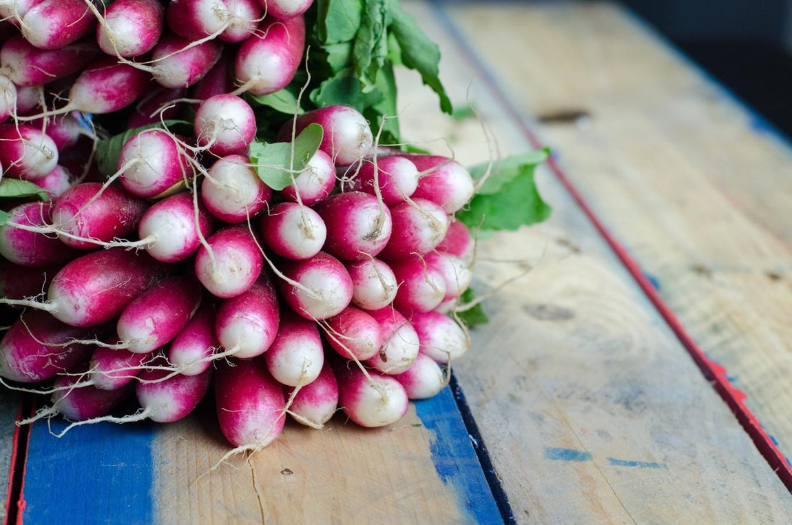 Rábano. Los rábanos son otro vegetal que, entre otras cosas, es una rica fuente de hidratación: 94,8 gramos de agua por 100 gramos de porción comestible.