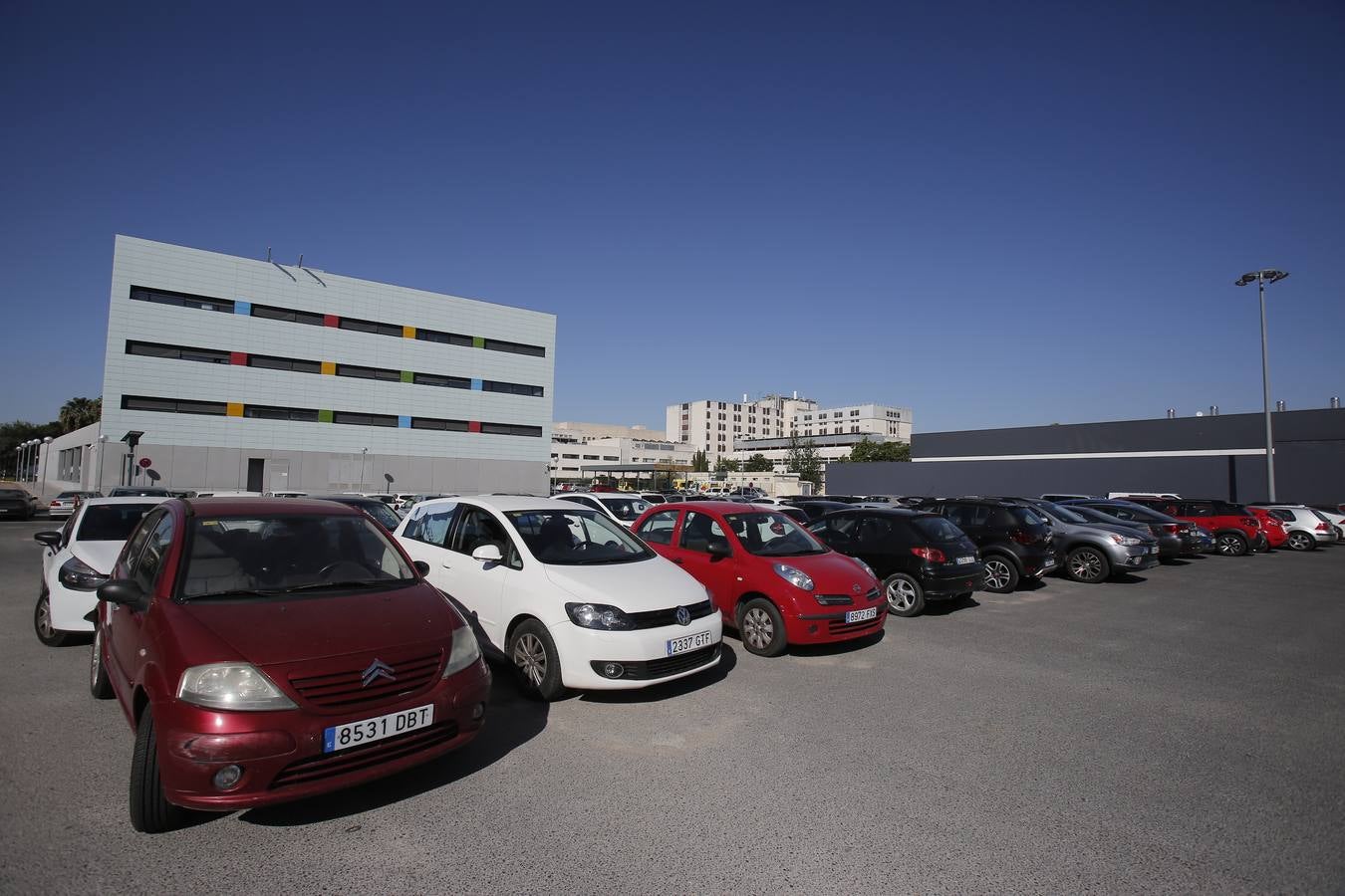 Así están los aparcamientos del hospital Reina Sofía de Córdoba, en imágenes