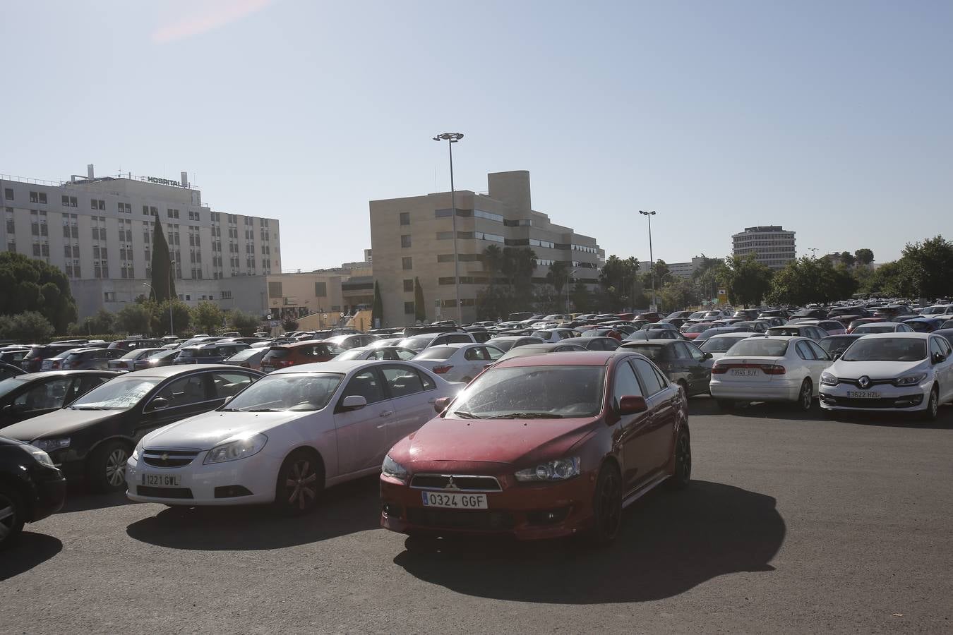 Así están los aparcamientos del hospital Reina Sofía de Córdoba, en imágenes